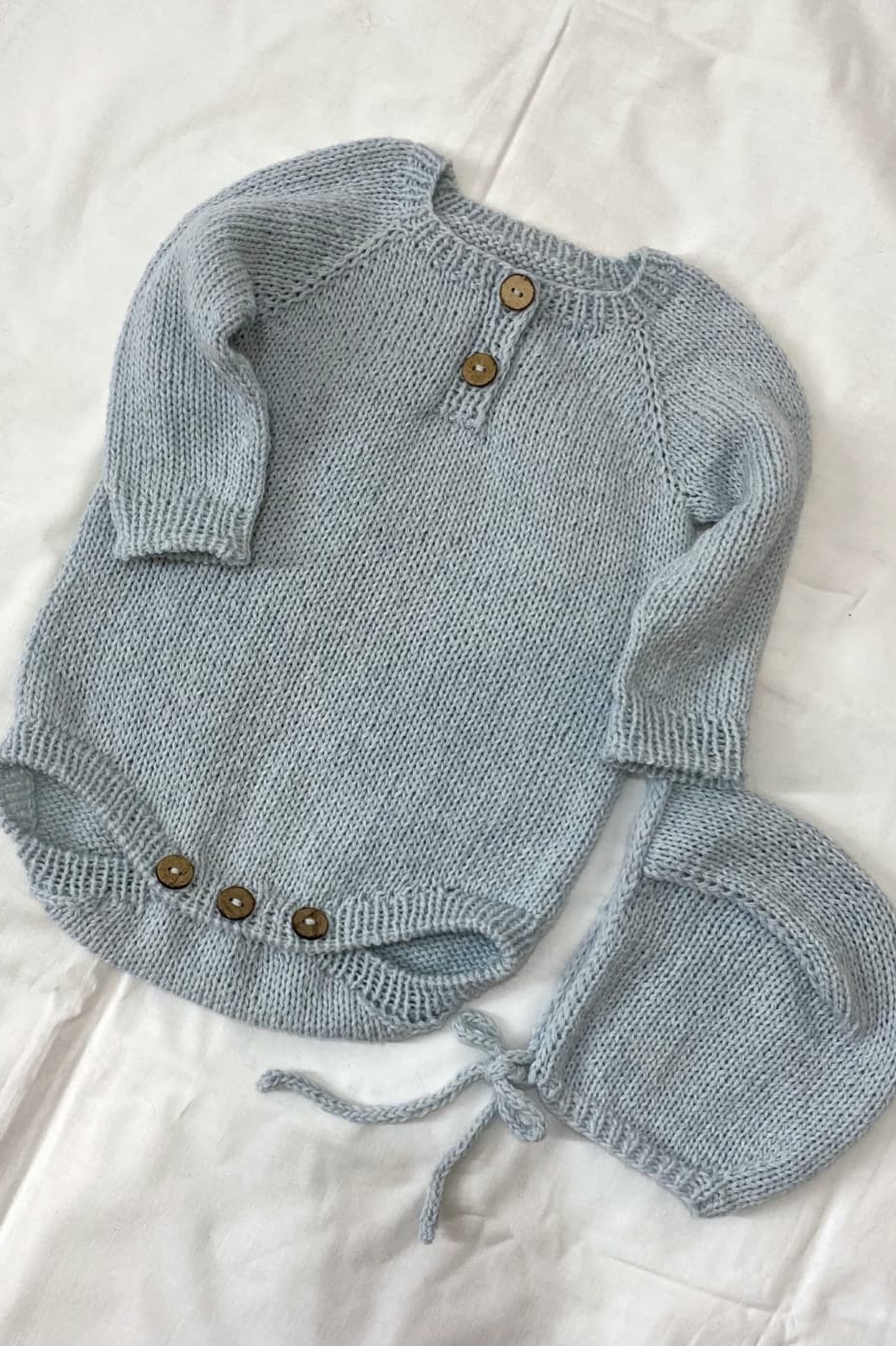 Боди Petite для новорожденного из мериносовой пряжи — первый наряд