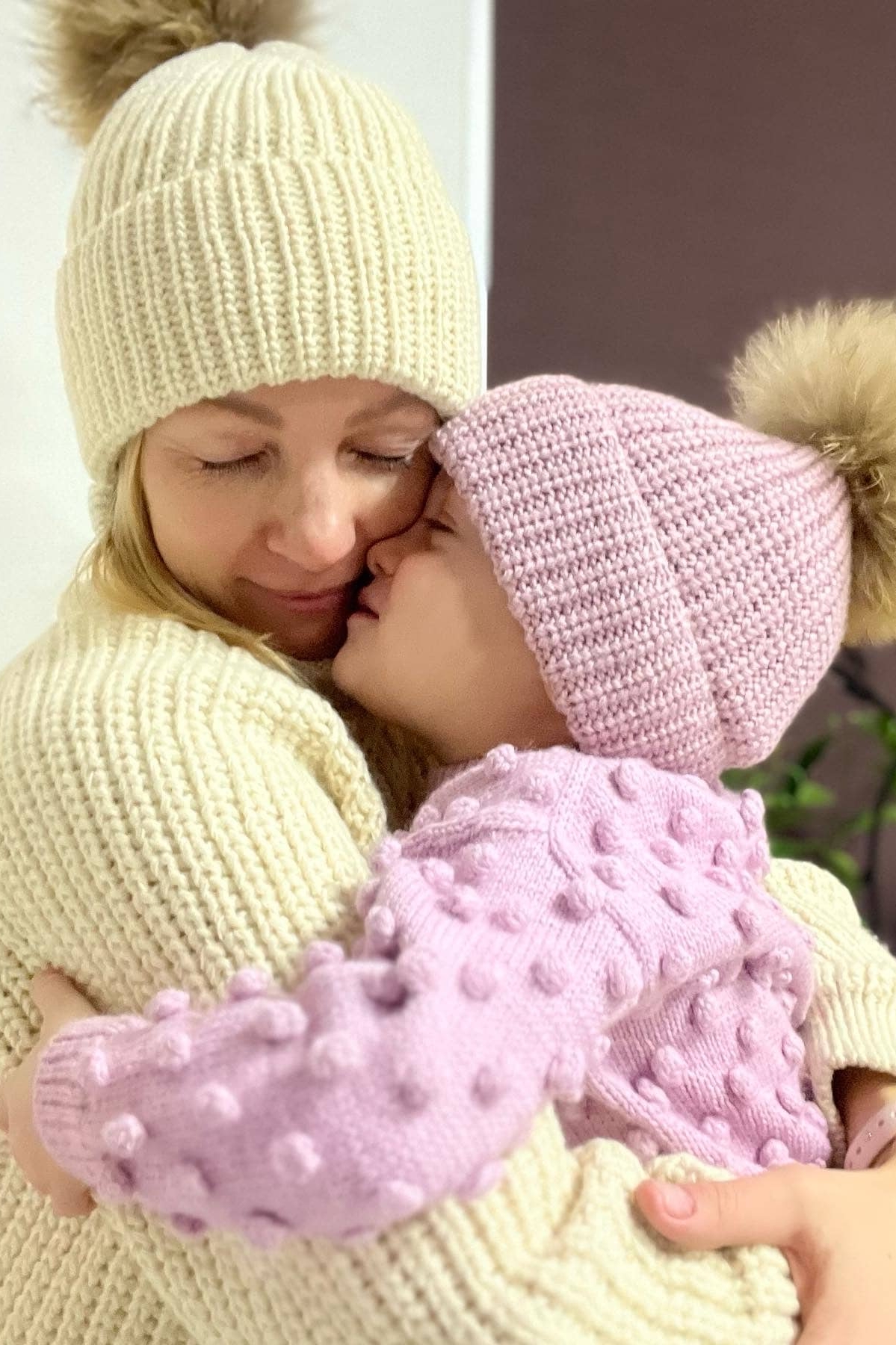 Cozy — шапка для мамы и дочки — комплект на фото