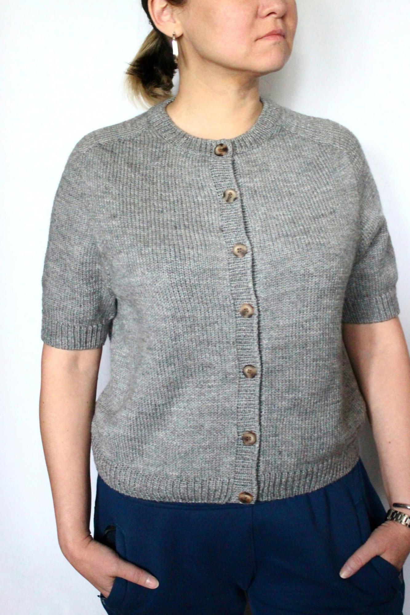 Короткие рукава кардигана на модели размера M — летний вариант