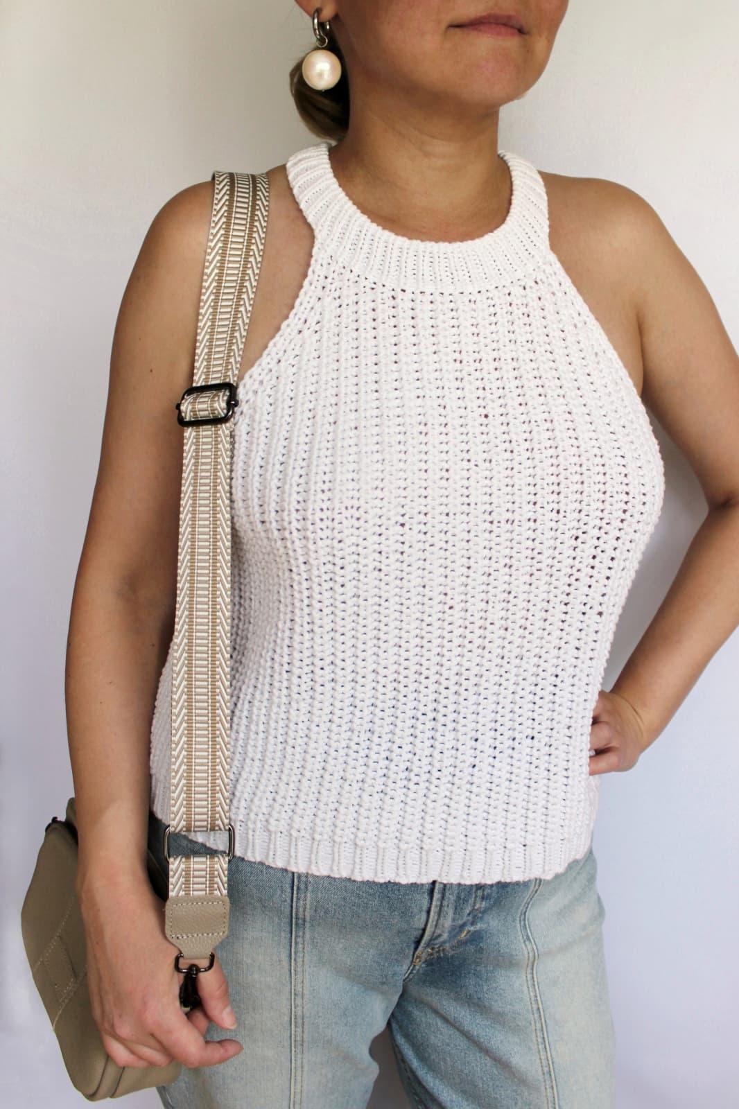 Примерка укороченного кроп-топа на размер M (окружность груди 96 см)