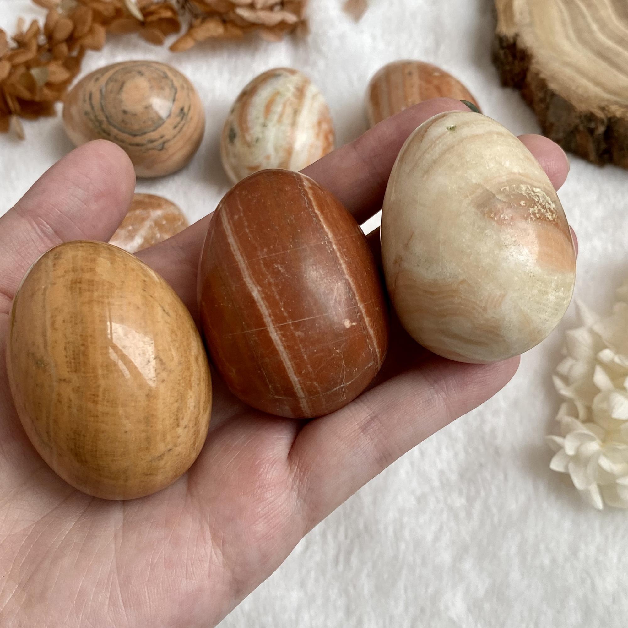 Яйцо из жёлто-белого кальцита