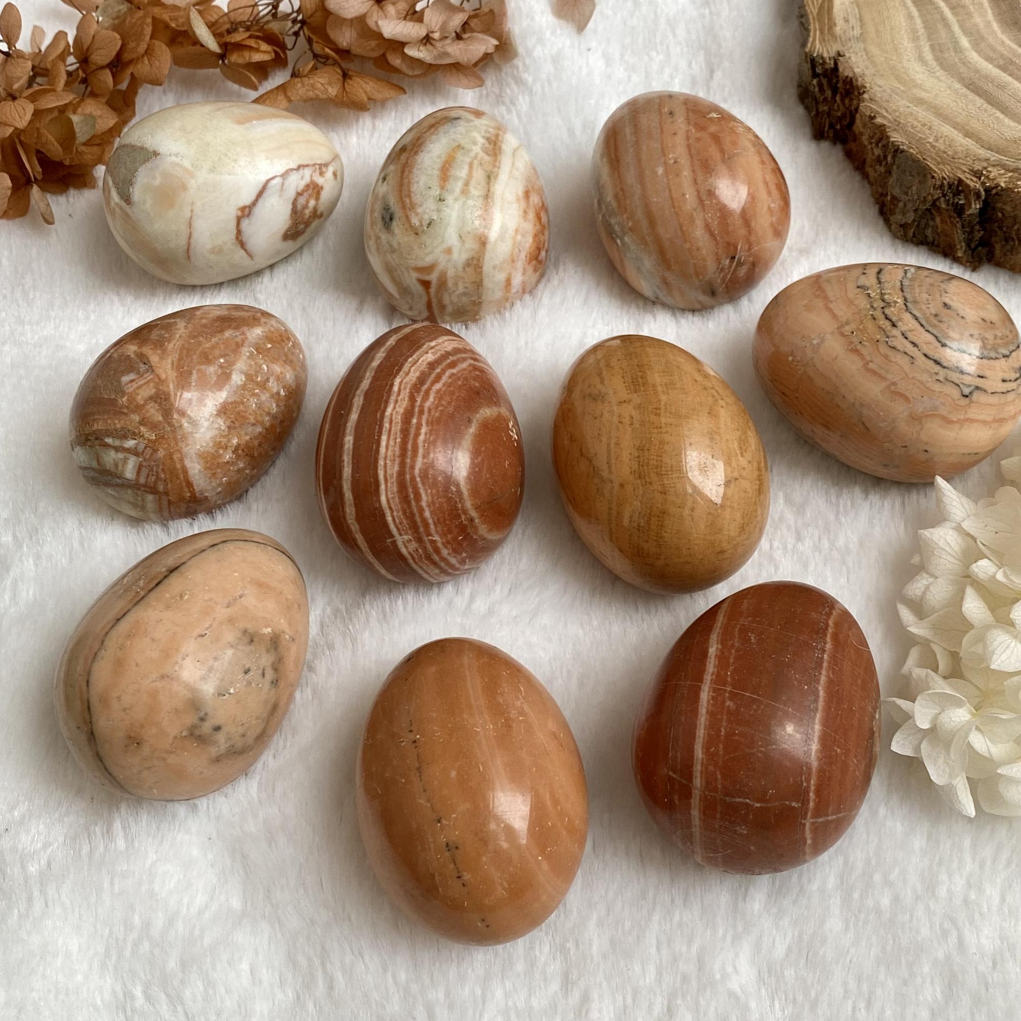 Яйцо из жёлто-белого кальцита