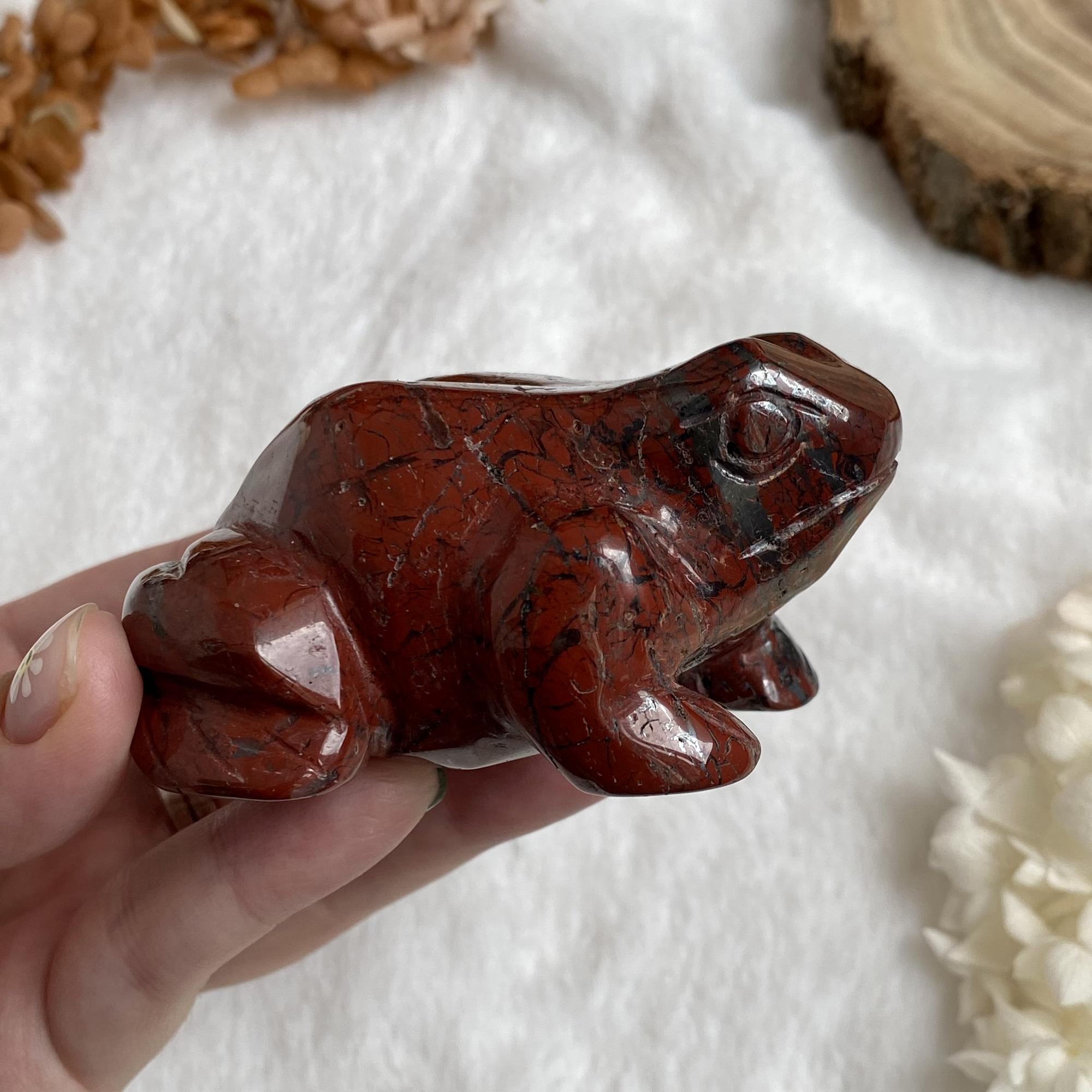 Лягушка из брекчиевой яшмы с гематитом