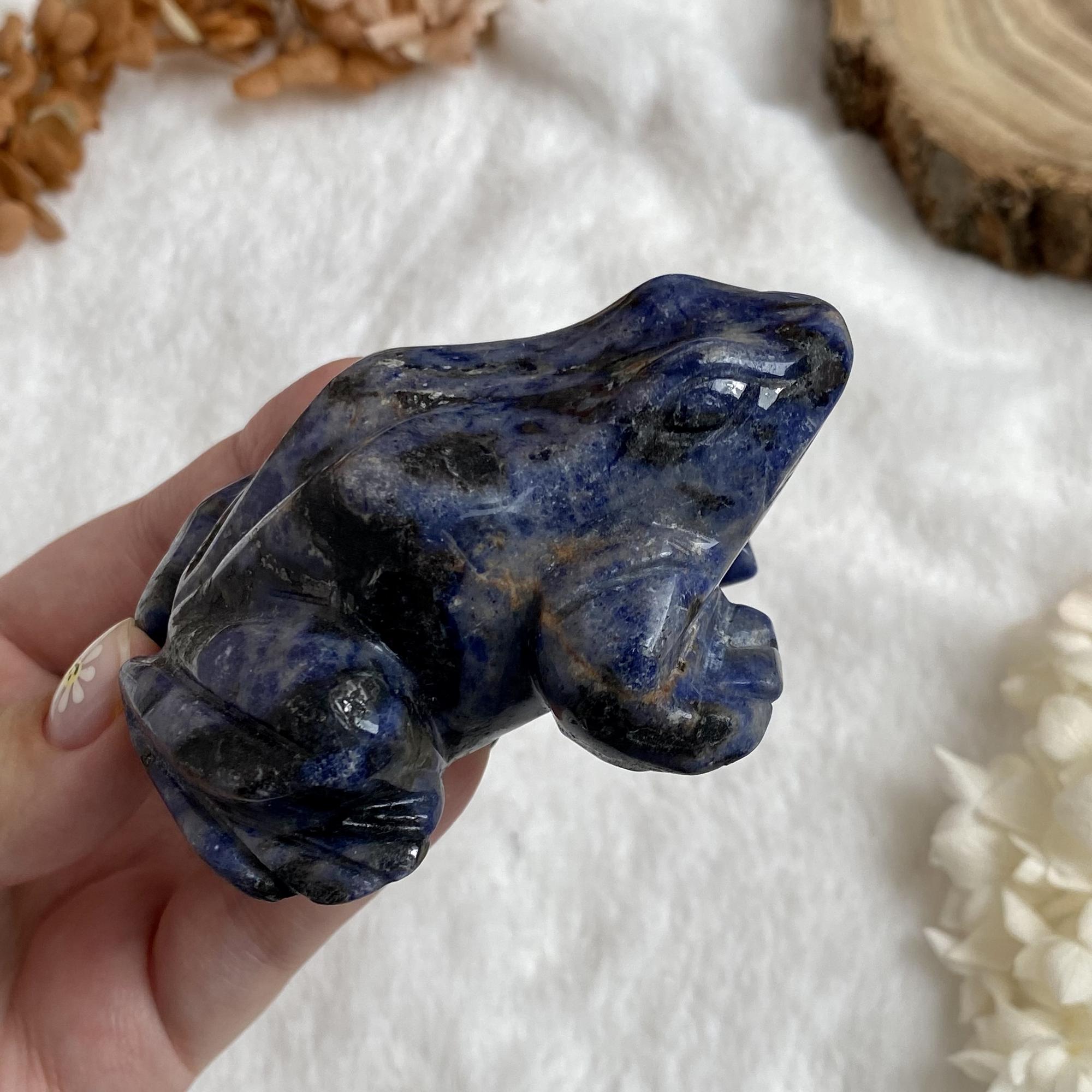 Лягушка из содалита