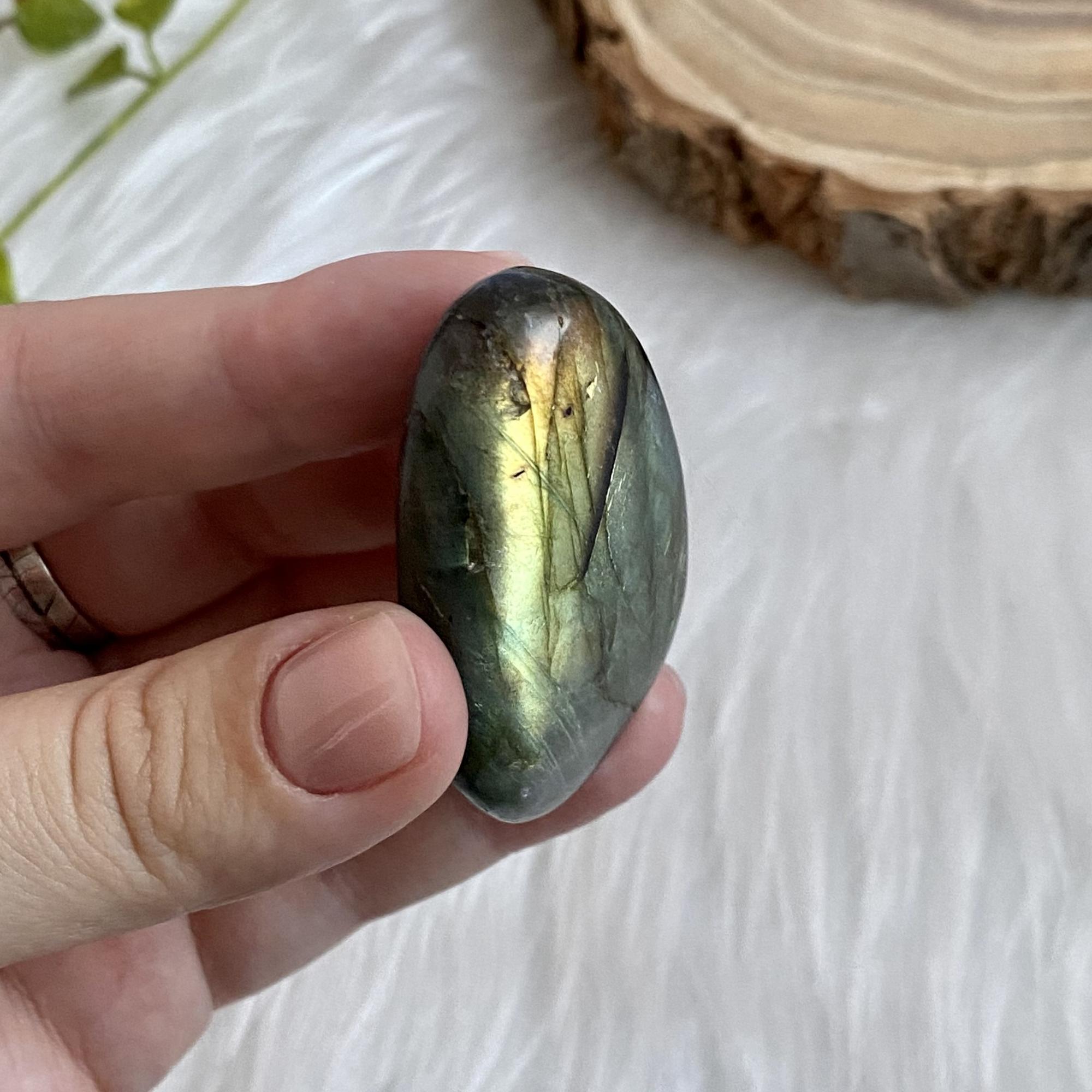 Галька лабрадорита