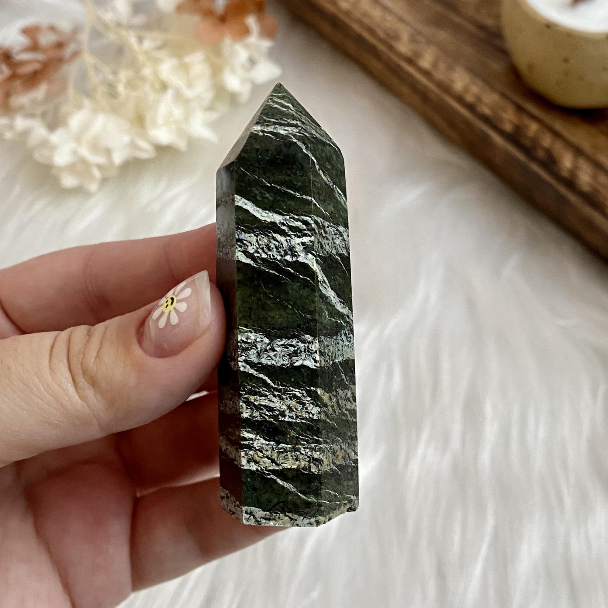 Кристалл из змеевика с асбестом