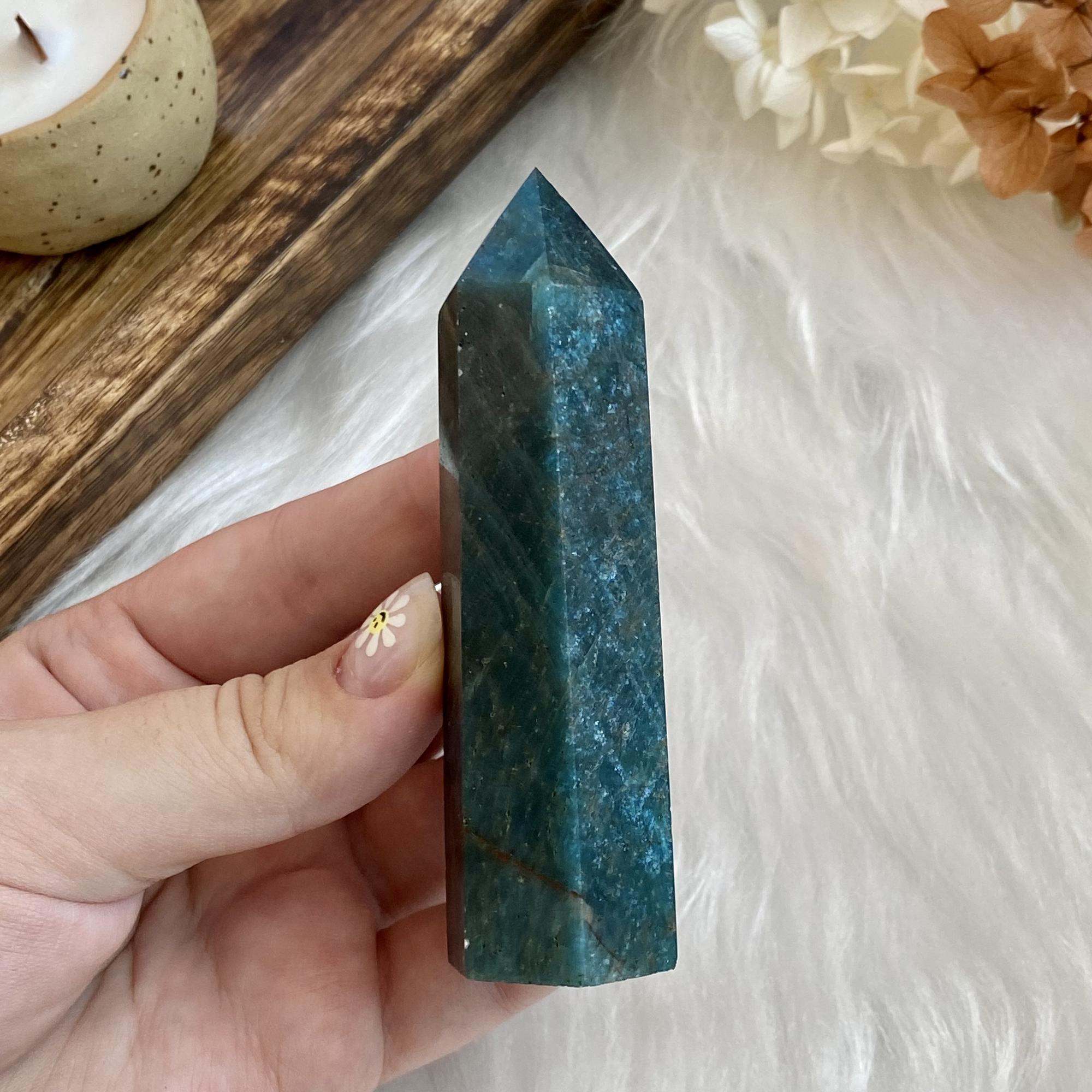 Кристалл из голубого апатита (L)