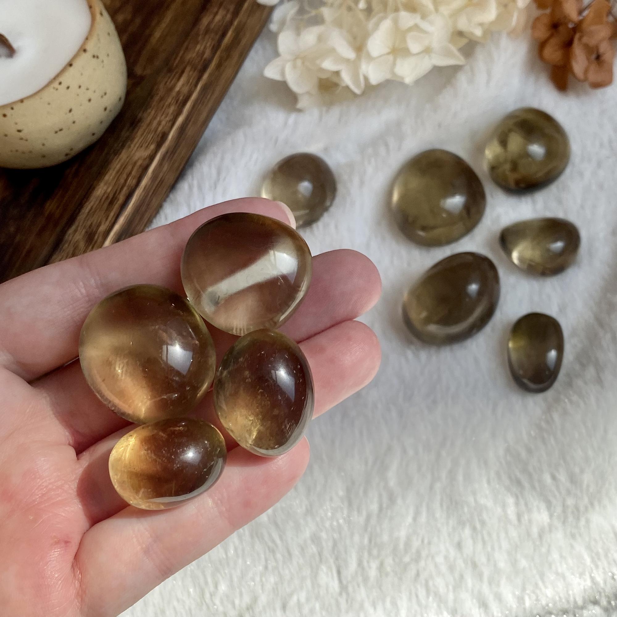 Галтовка цитрина (с раухтопазовыми фантомами)