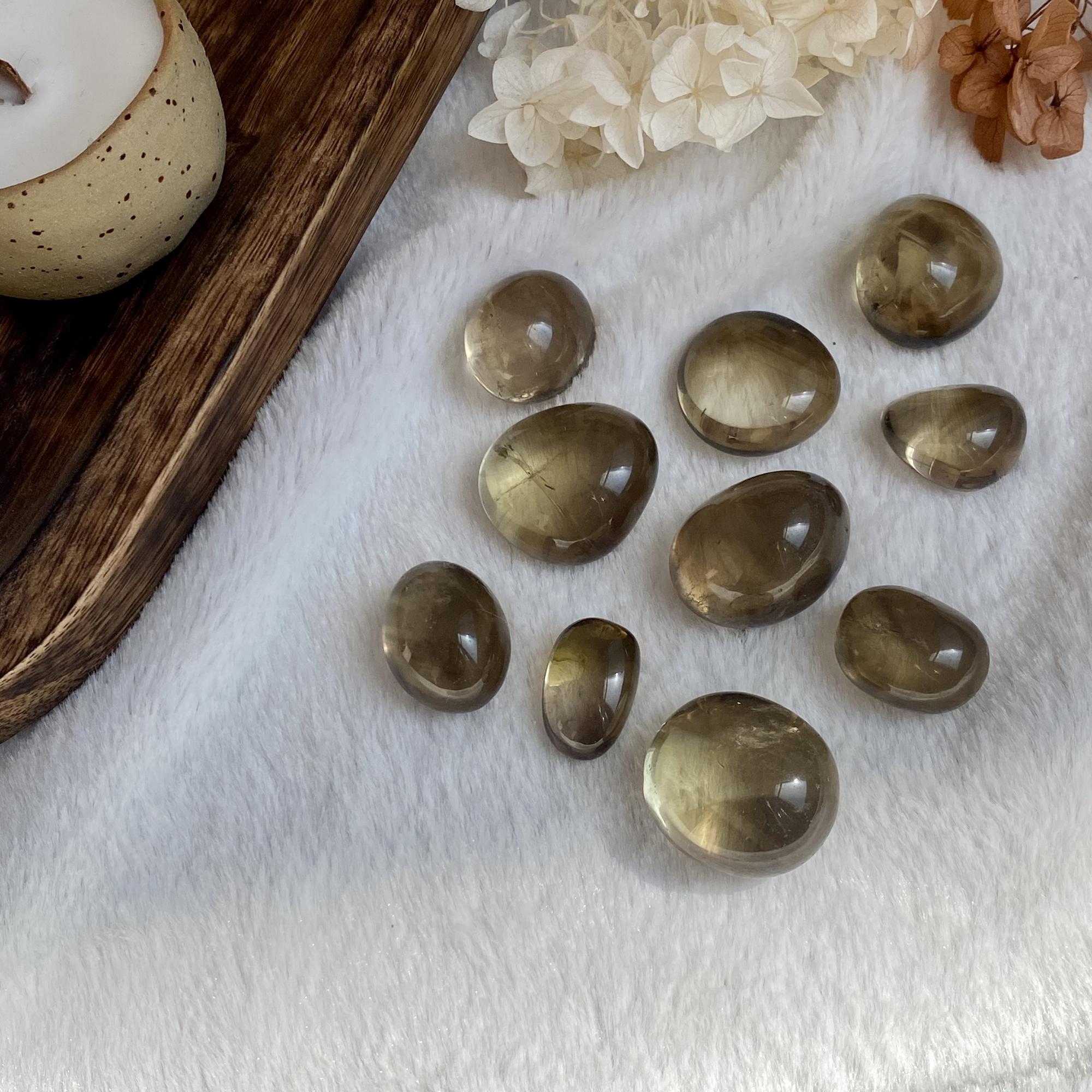 Галтовка цитрина (с раухтопазовыми фантомами)