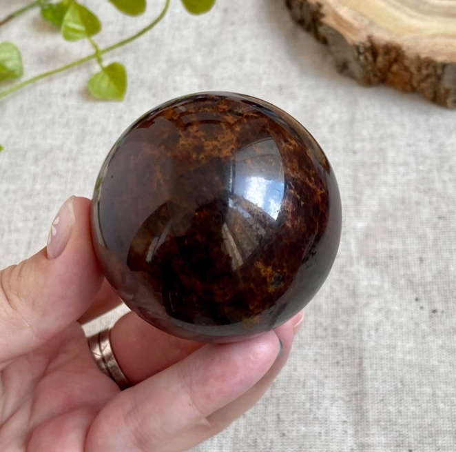 Шар из граната альмандина (L)