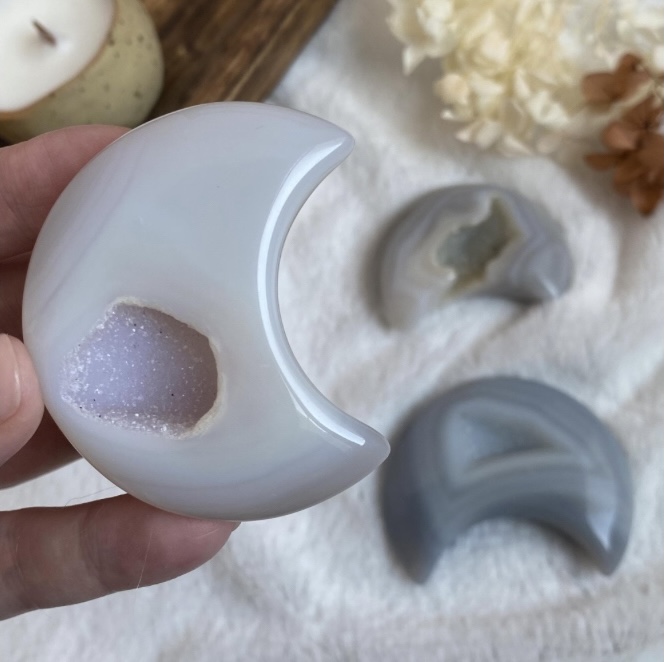 Полумесяц из агата с жеодой