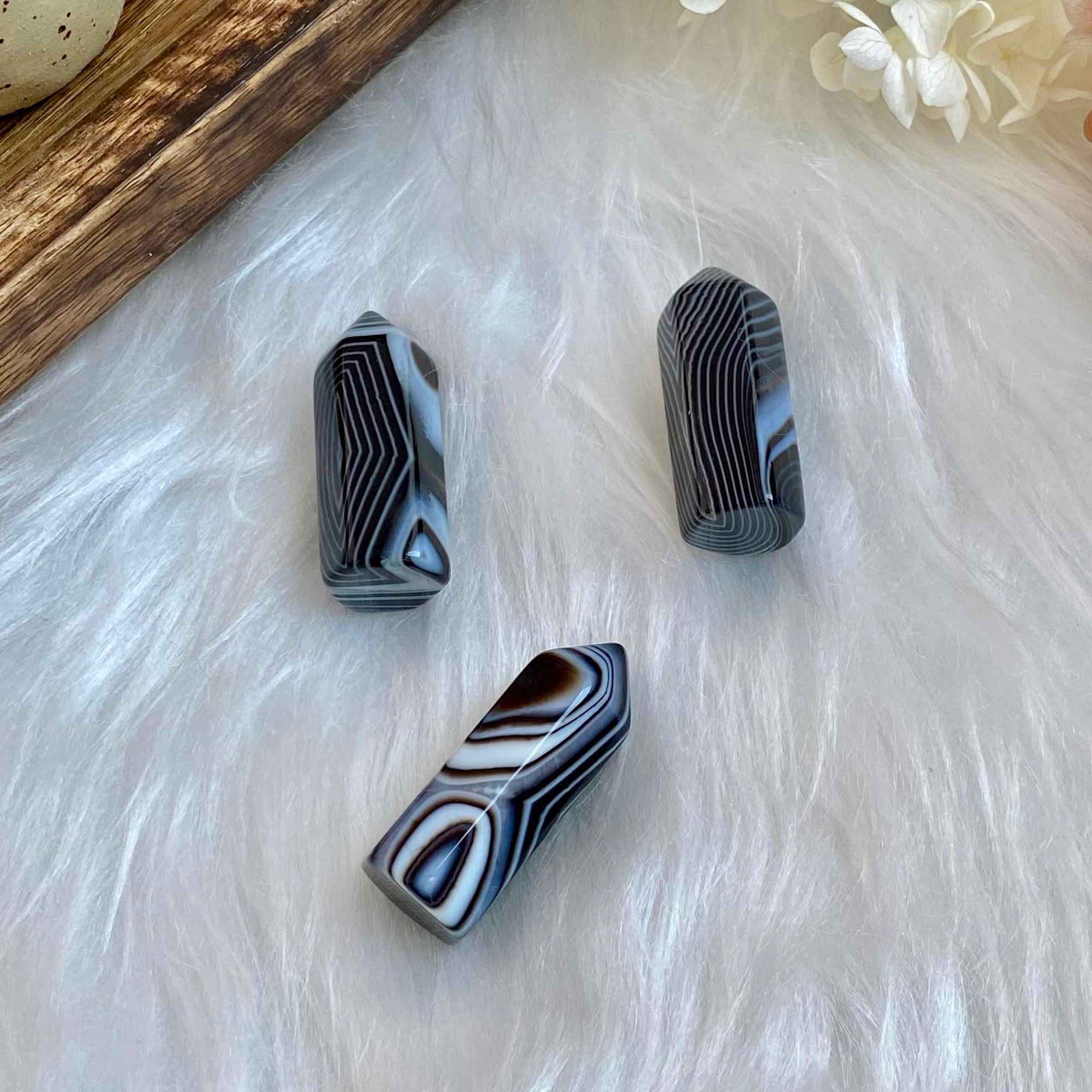 Карманный кристалл из чёрного агата