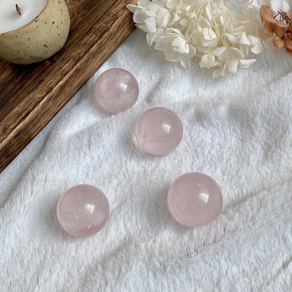 Шарик из розового кварца с астеризмом