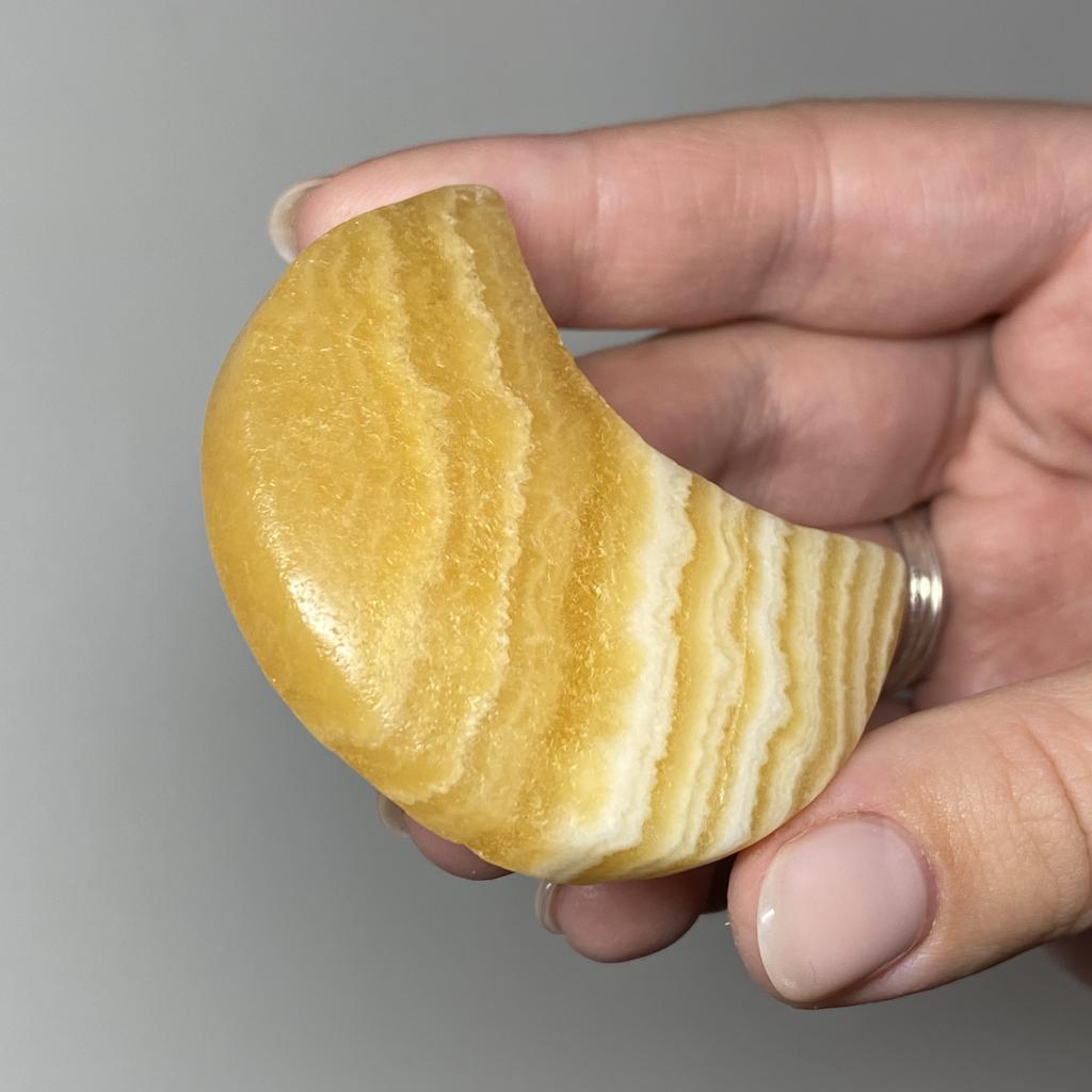 Полумесяц из оранжевого кальцита