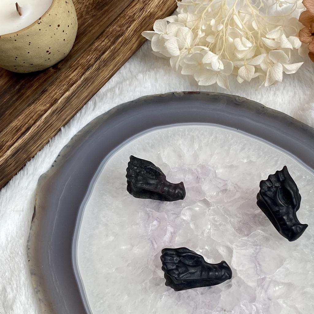 Дракон из черного обсидиана