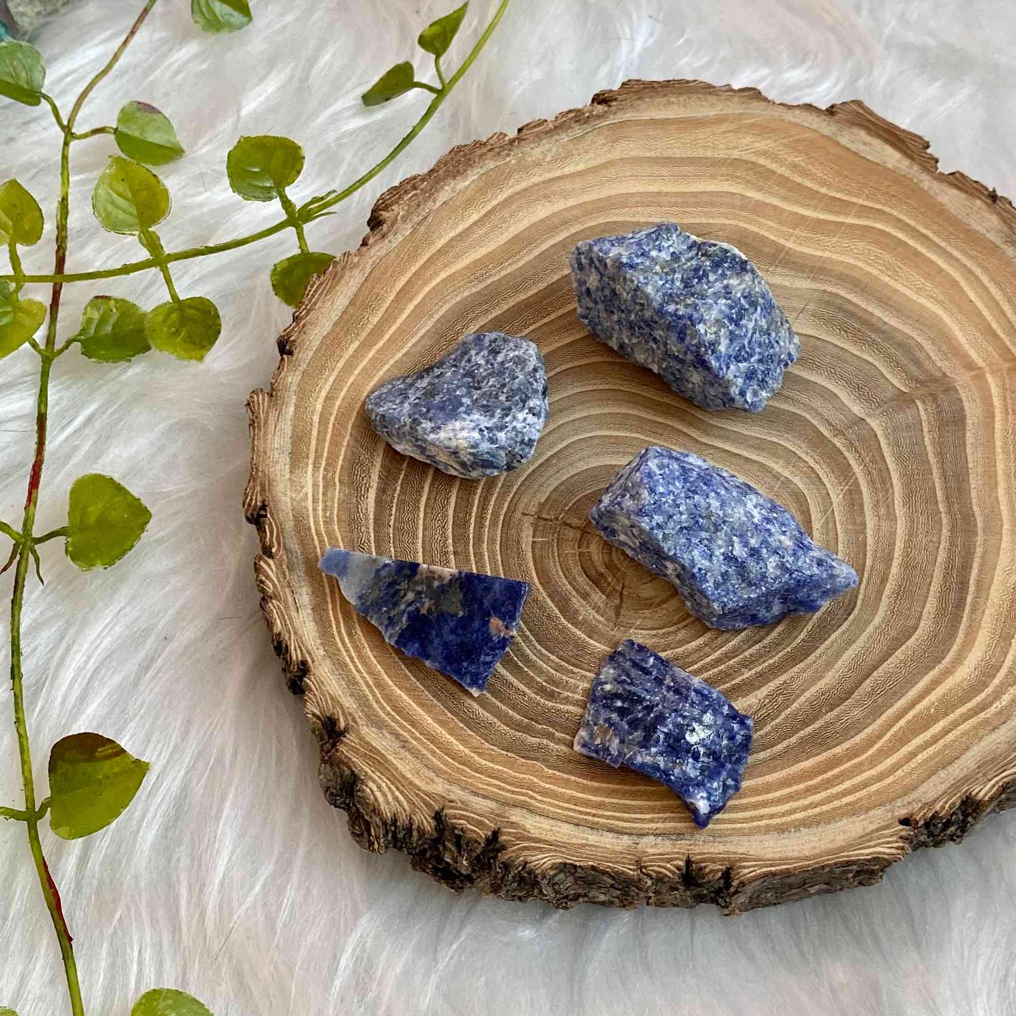 Содалит необработанный