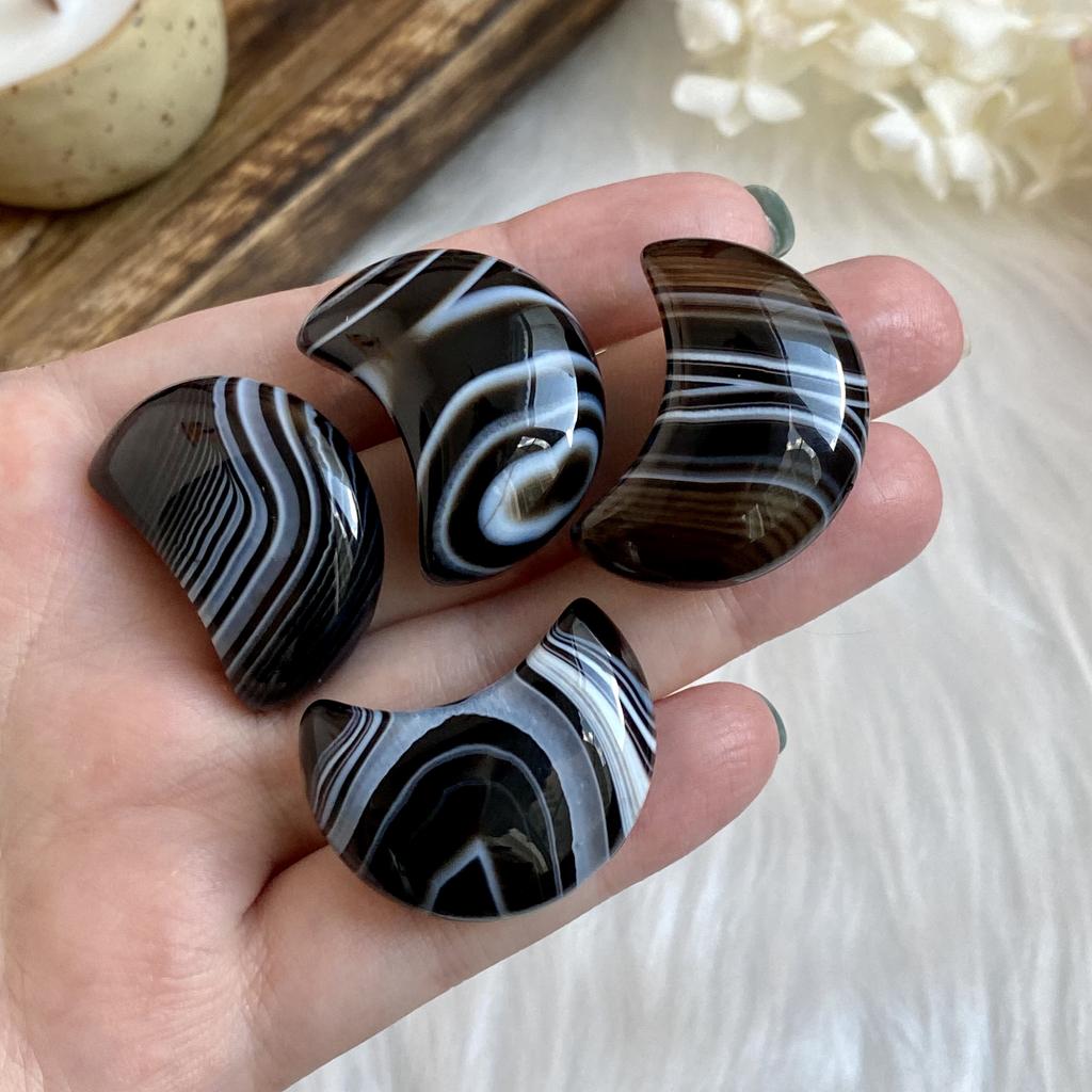 Полумесяц из чёрного агата