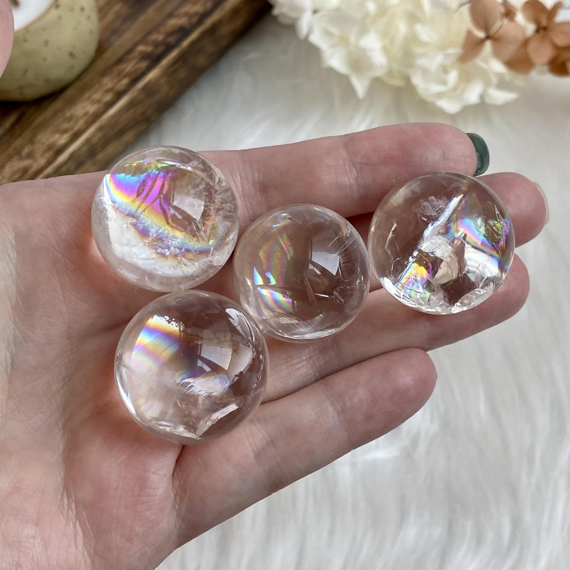 Шарик из горного хрусталя с радугой