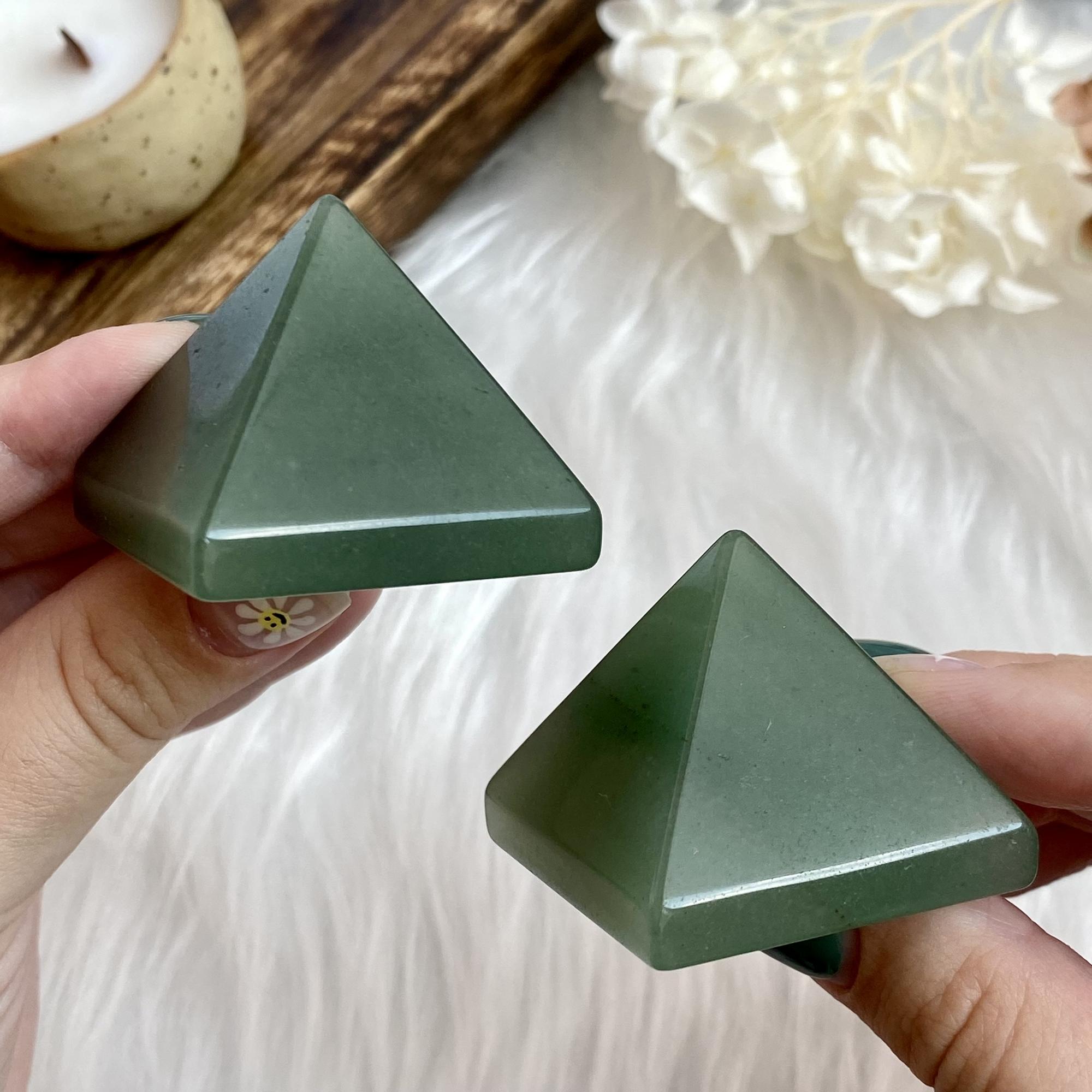 Пирамида из зелёного авантюрина
