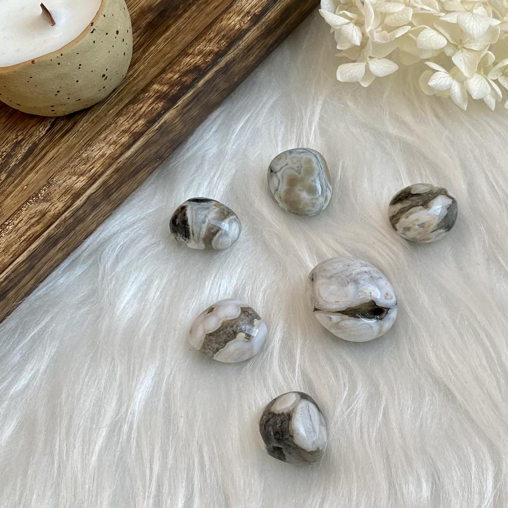 Галтовка белой океанической яшмы