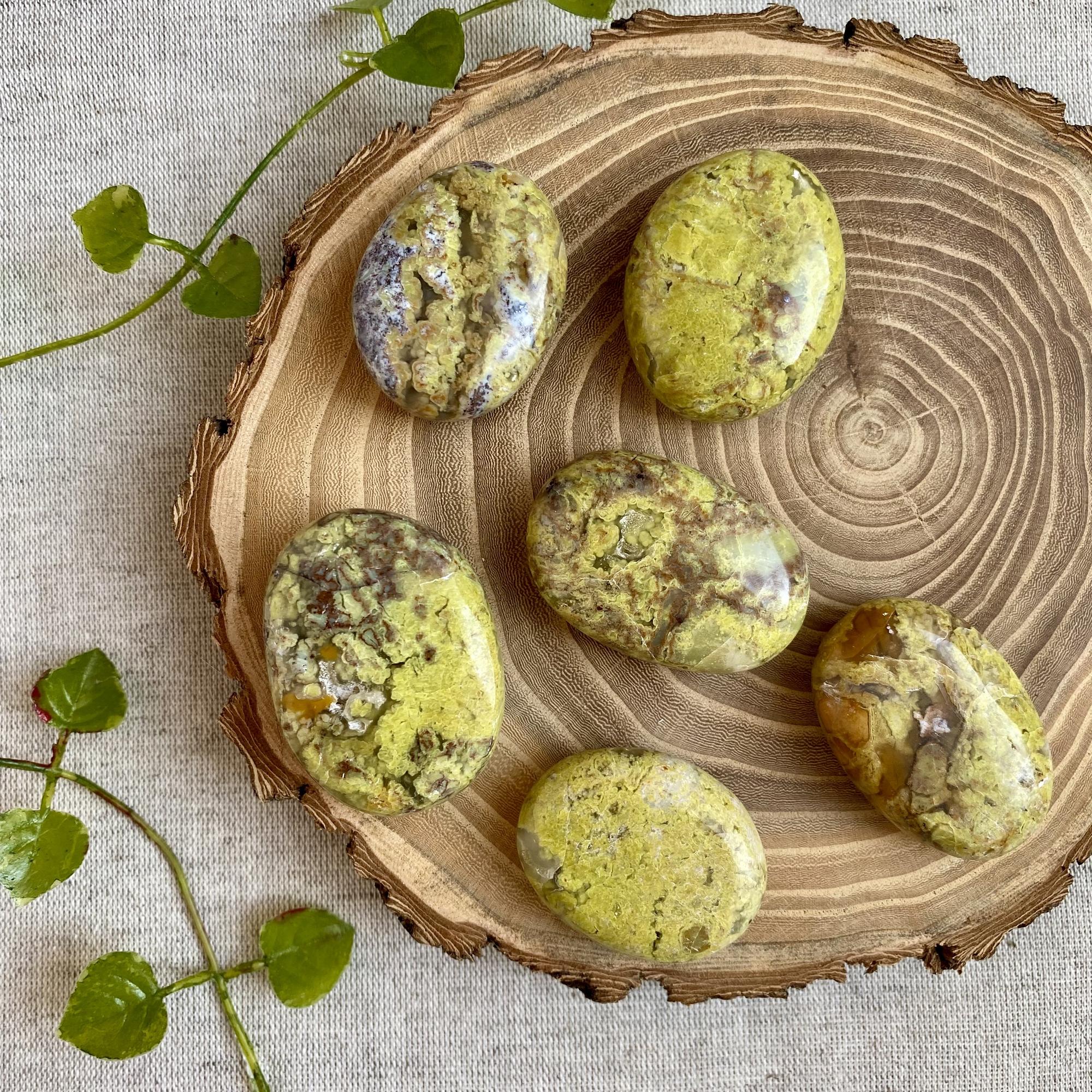 Хризопал (зелёный опал)