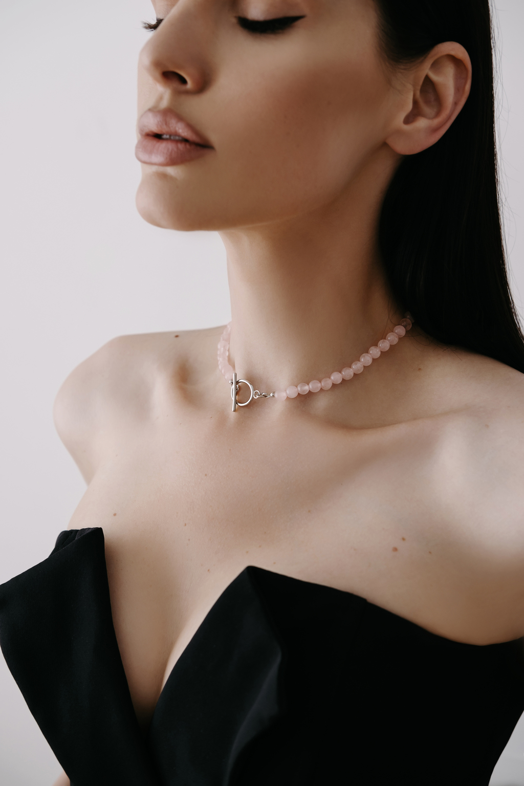 Чокер из розового кварца с круглой застежкой