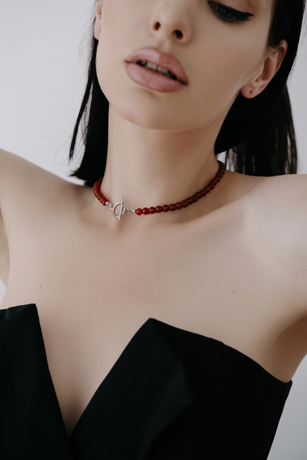 Чокер из сердолика с круглой застежкой