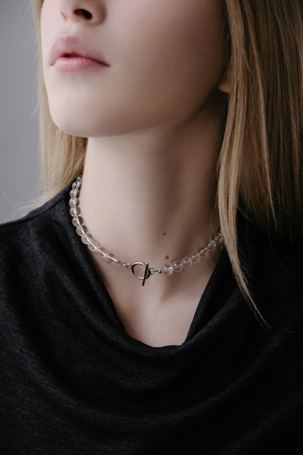 Чокер из горного хрусталя с круглой застежкой