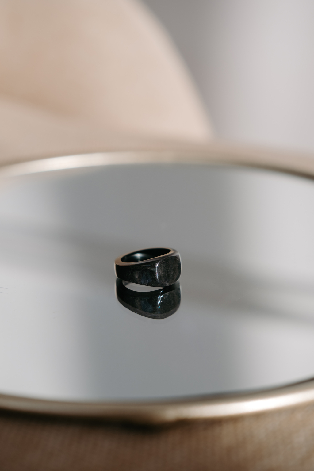 Кольцо-печатка из цельного черного нефрита