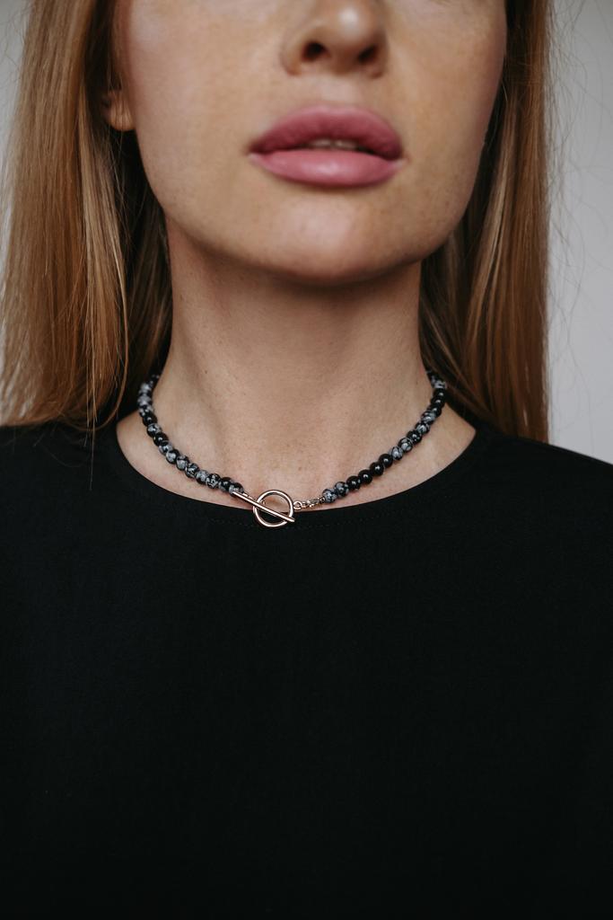 Чокер из снежного обсидиана с круглой застежкой