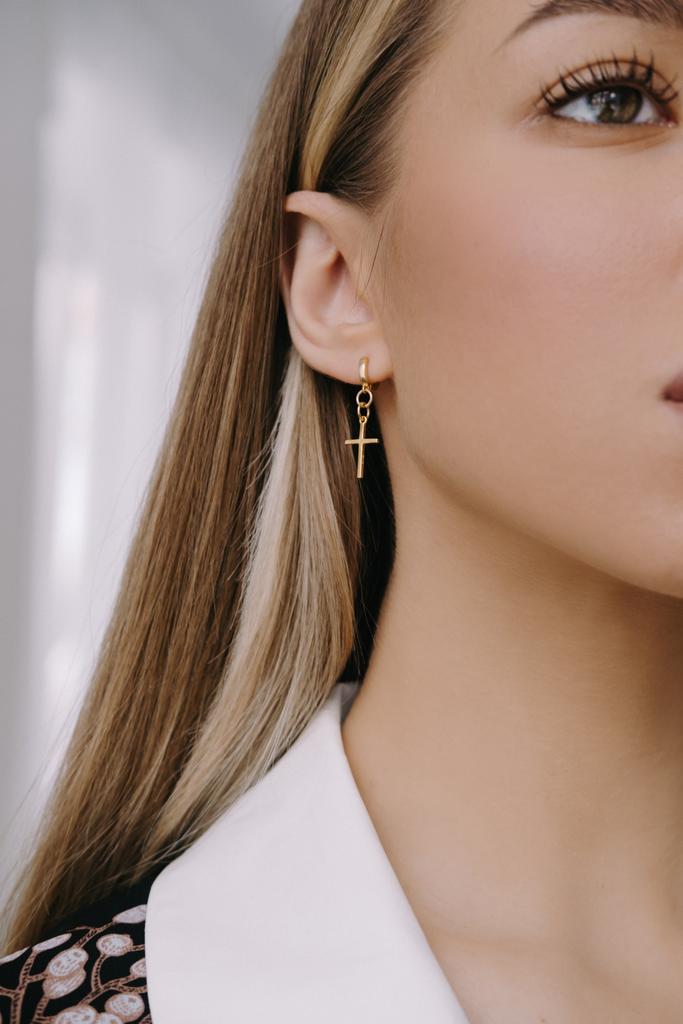 Серьги с крестиком и бусинкой розового кварца gold