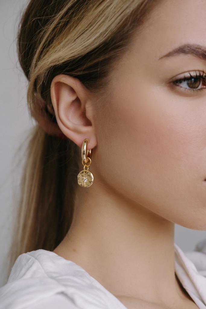 Серьги-кольца из латуни с бижутериями подвесами