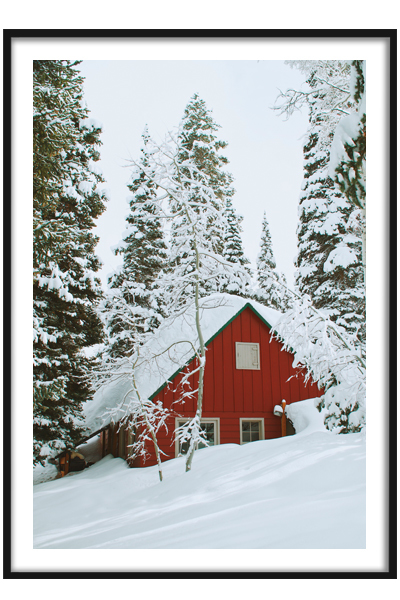 Постер Красный домик в заснеженном лесу