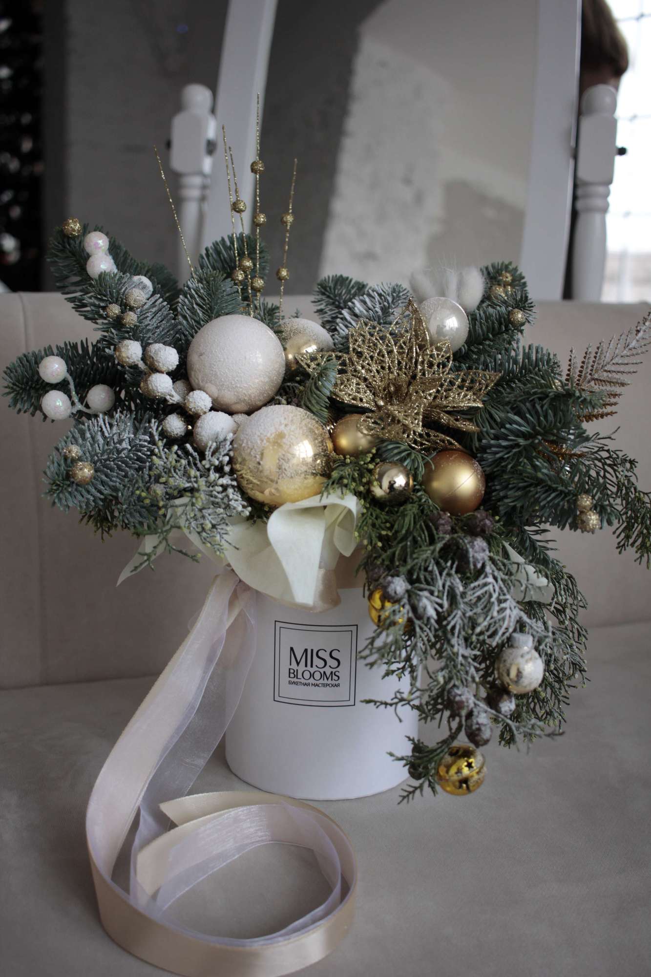 Золотая новогодняя композиция в коробке