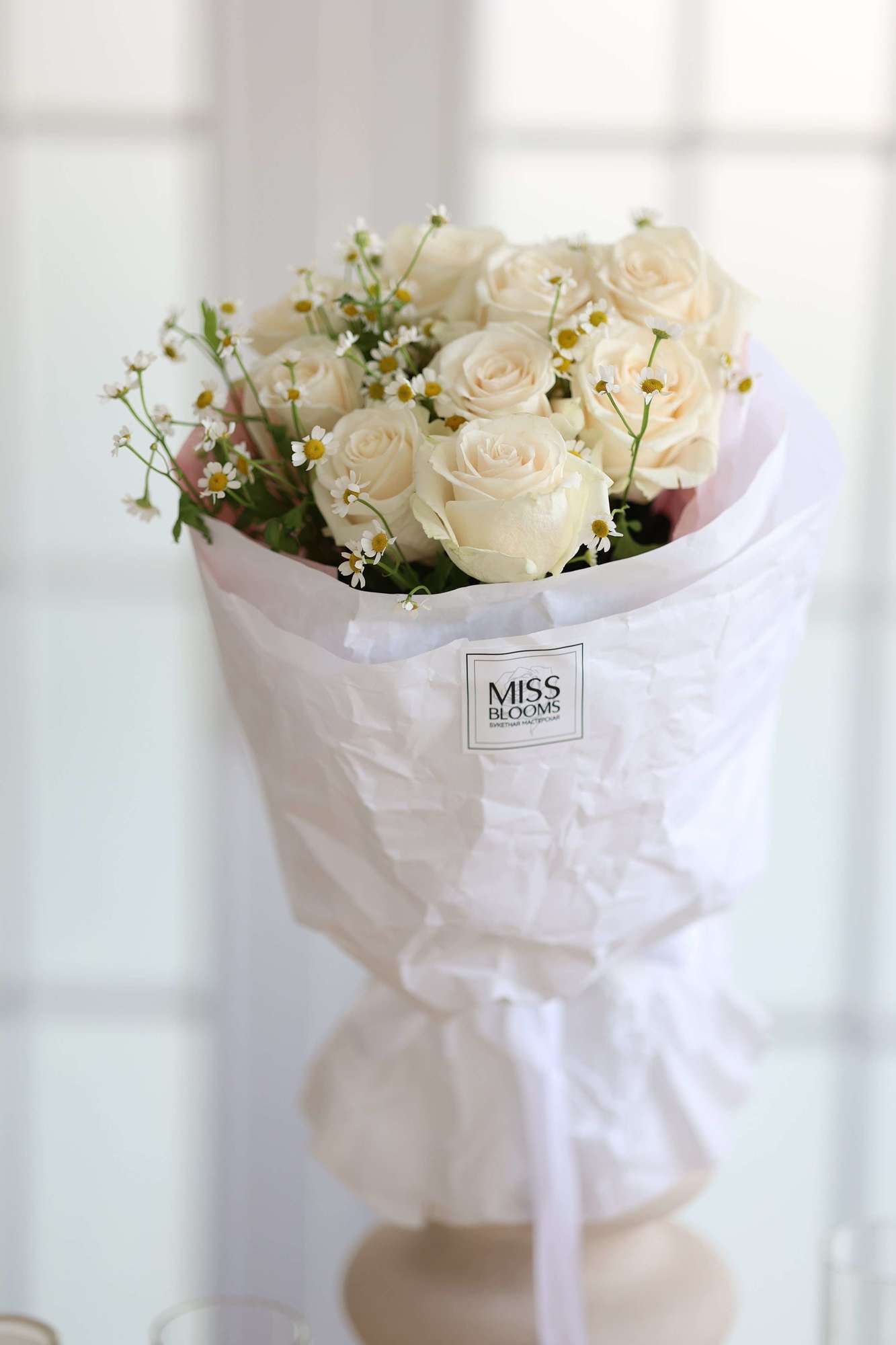 Букет из роз с ромашками