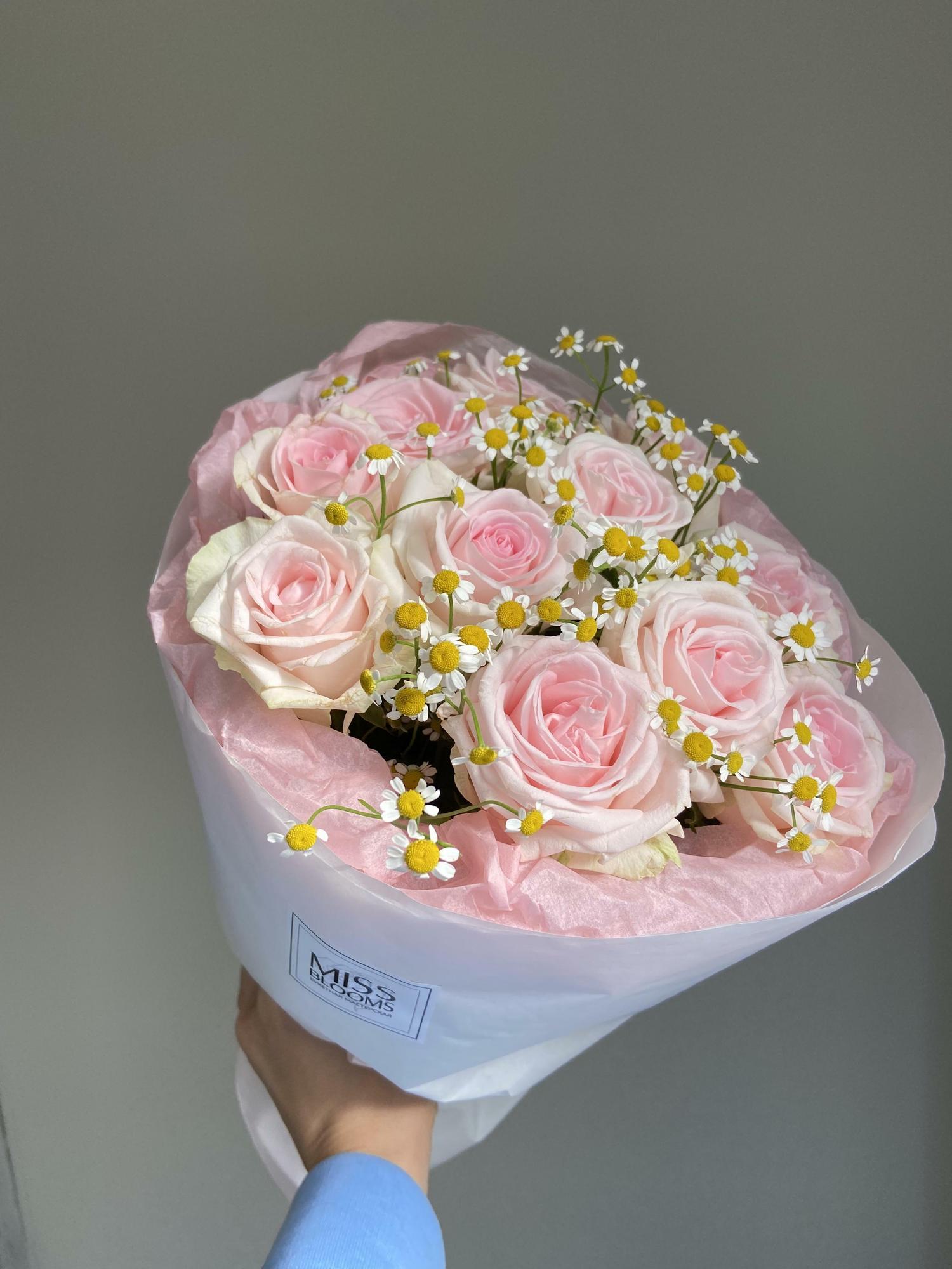 Букет из розовых роз   с ромашками