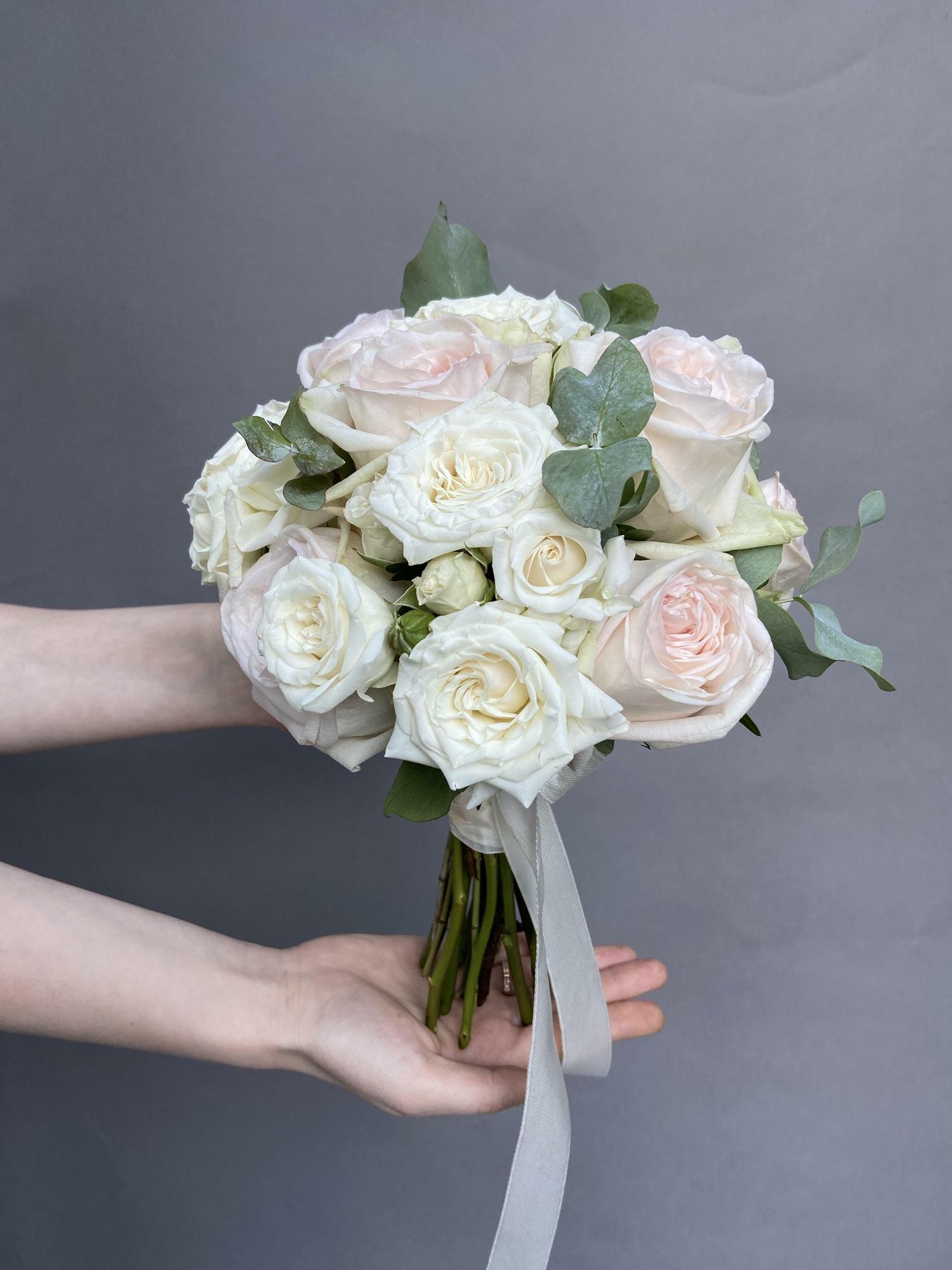 Букет из пионовидной розы и кустовой розы