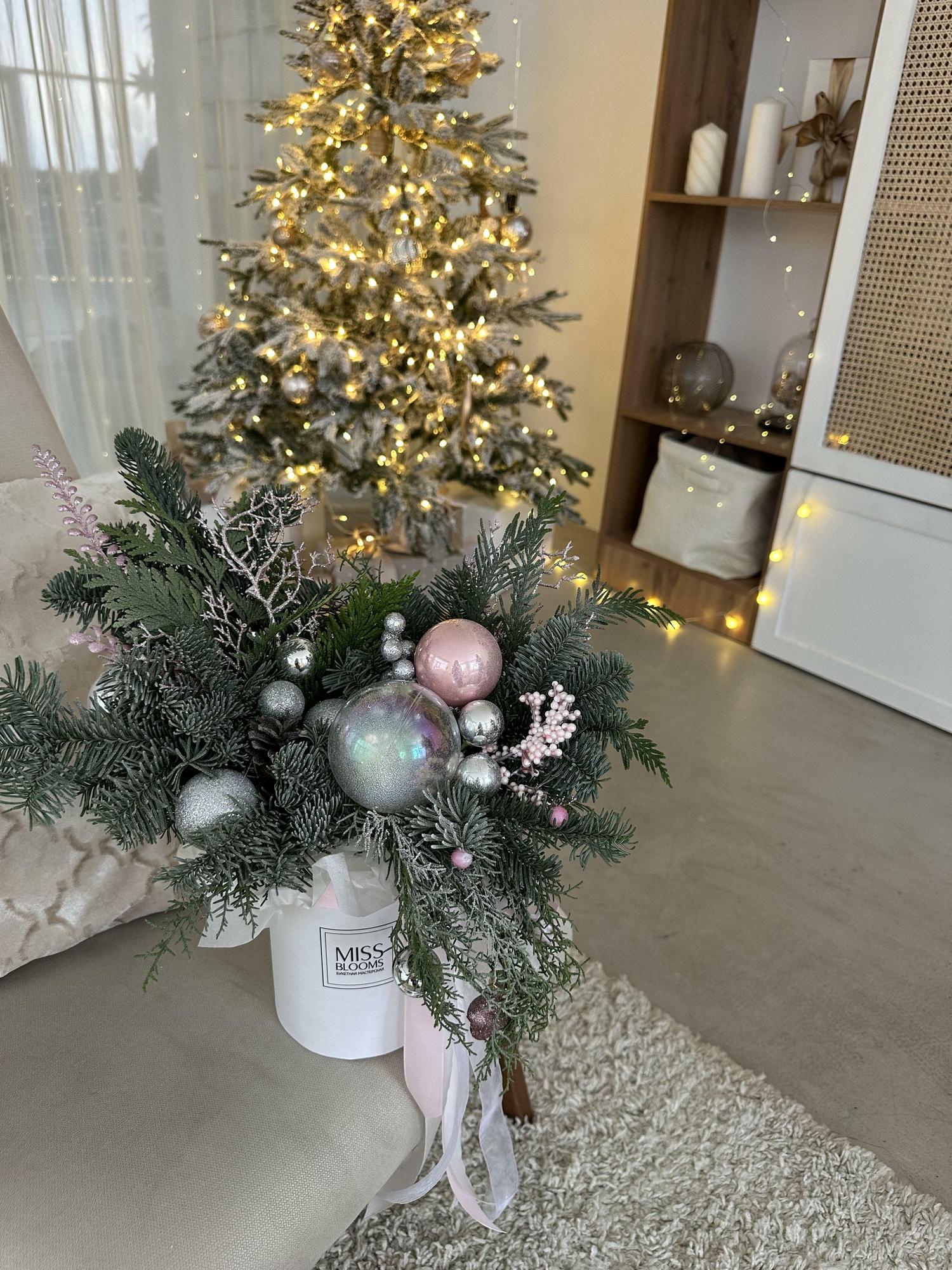 Розовая новогодняя композиция в коробке