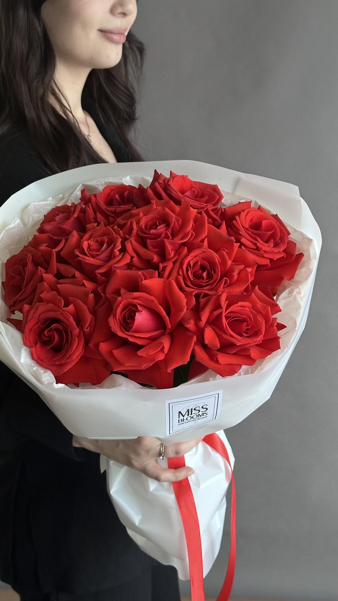 Букет из алых роз