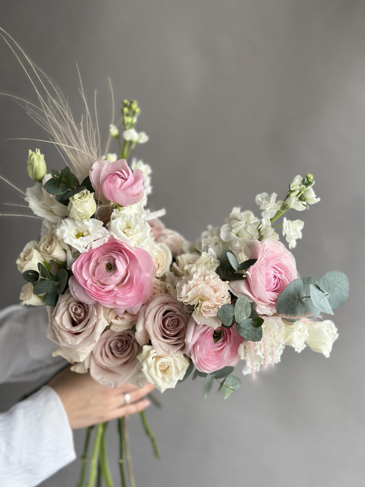 Букет сборный с ранункулюсами