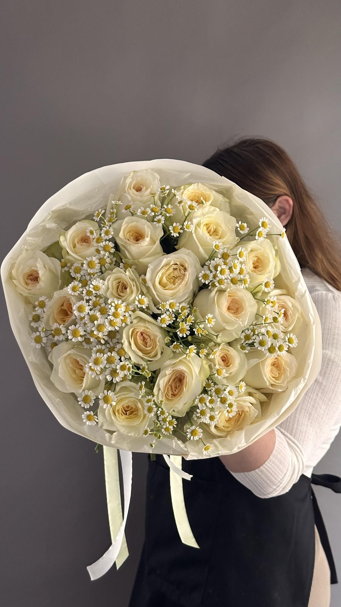 Букет  с пионовидной розой и ромашками