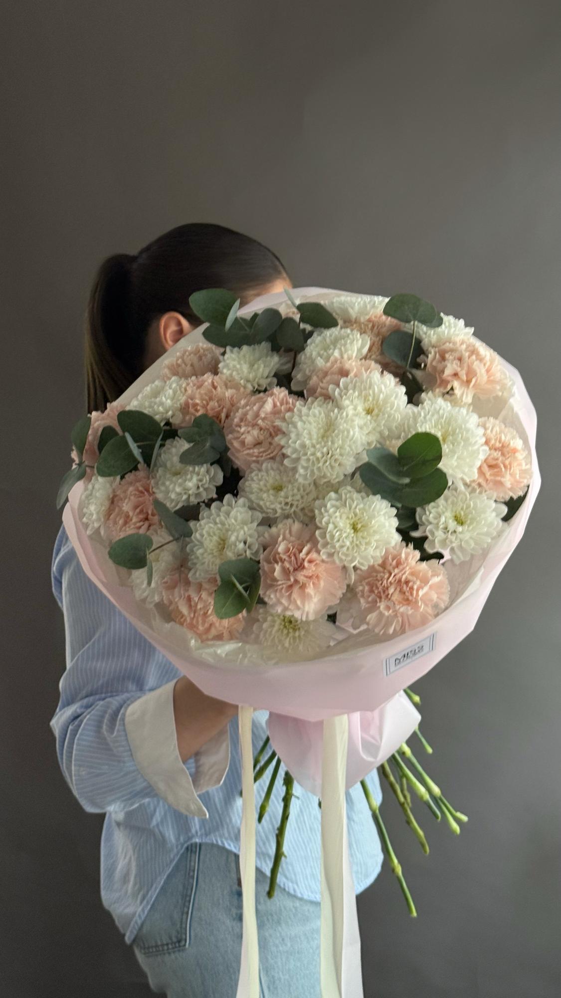 Букет из хризантемы и диантусов  “Millay”