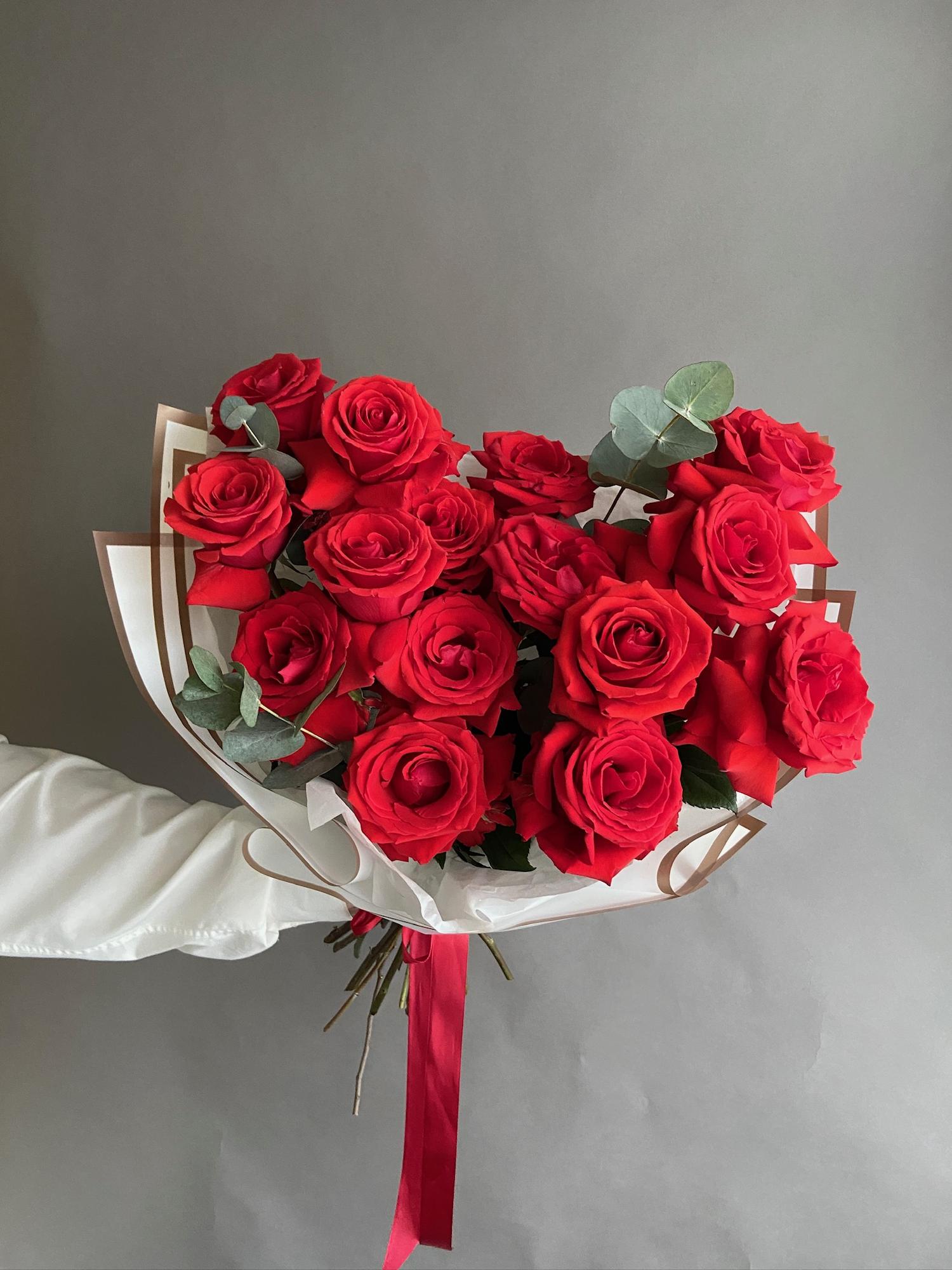 Букет алых роз