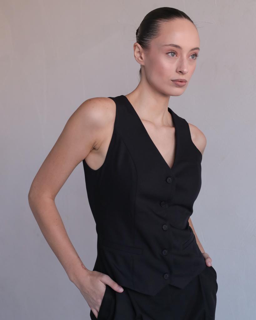 Жилет черного цвета