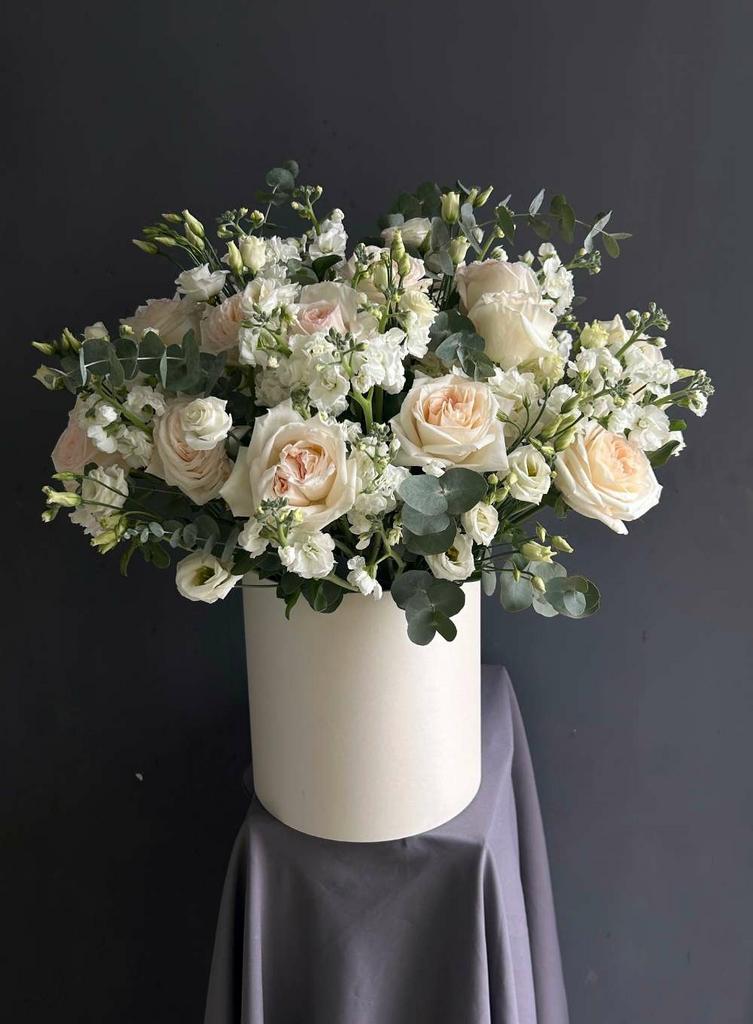 Букет цветов в шляпной коробке: розы из Франции