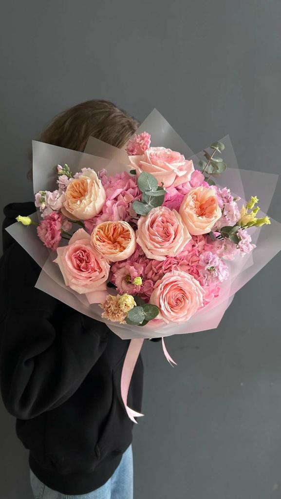 Авторский букет цветов с моделью