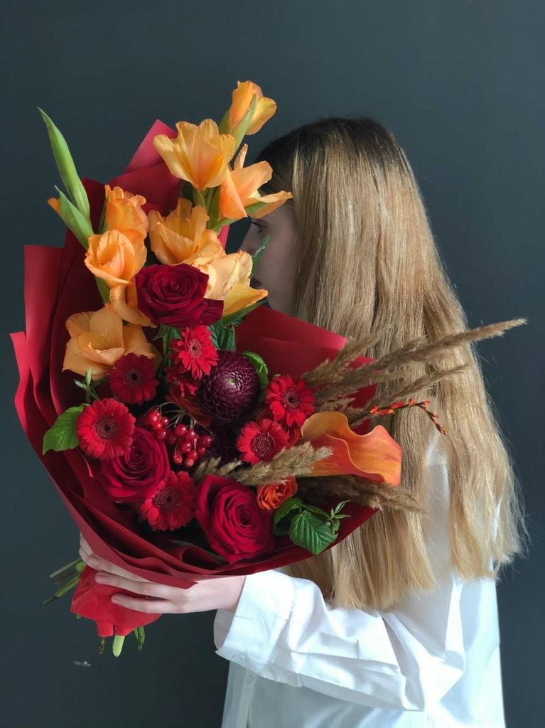 Букет цветов красного цвета