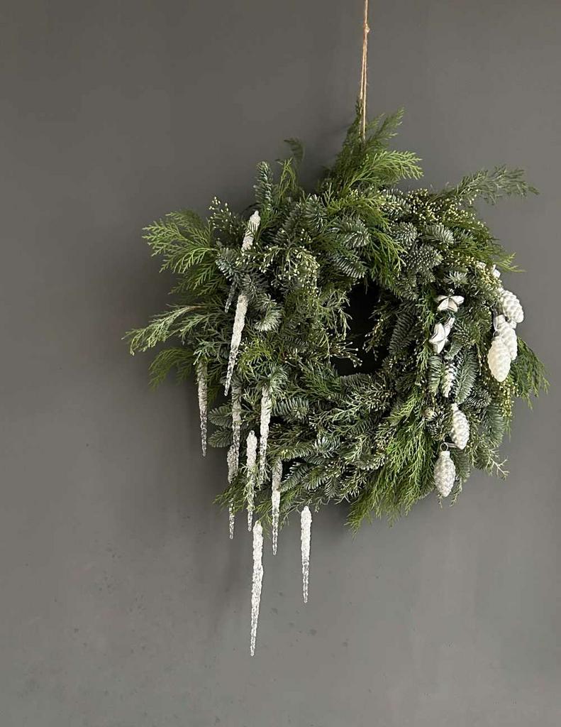 Новогодний венок с декором