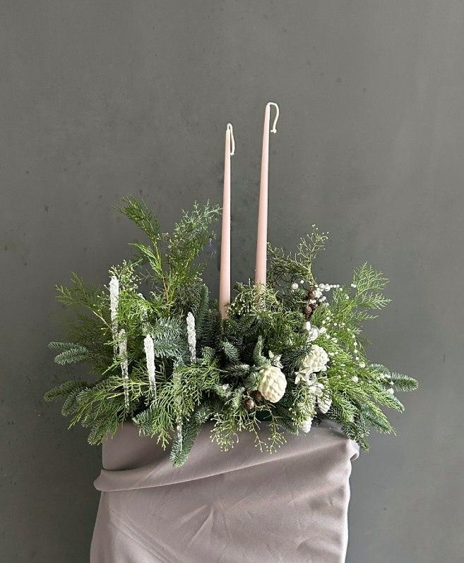 Новогодняя композиция со свечами и декором