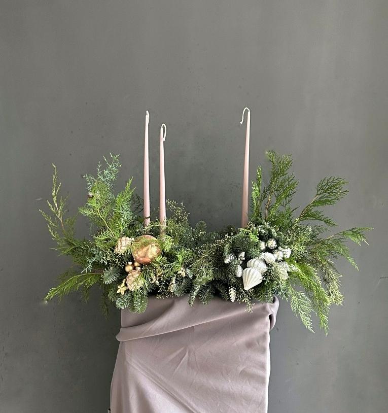 композиция из хвои с декором и свечами